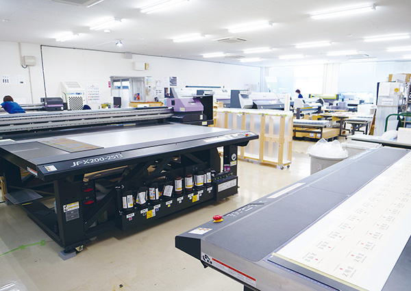 A total of 12 Mimaki’s IJPs and cutting plotters, ranging from small to large, are used for various digital prints