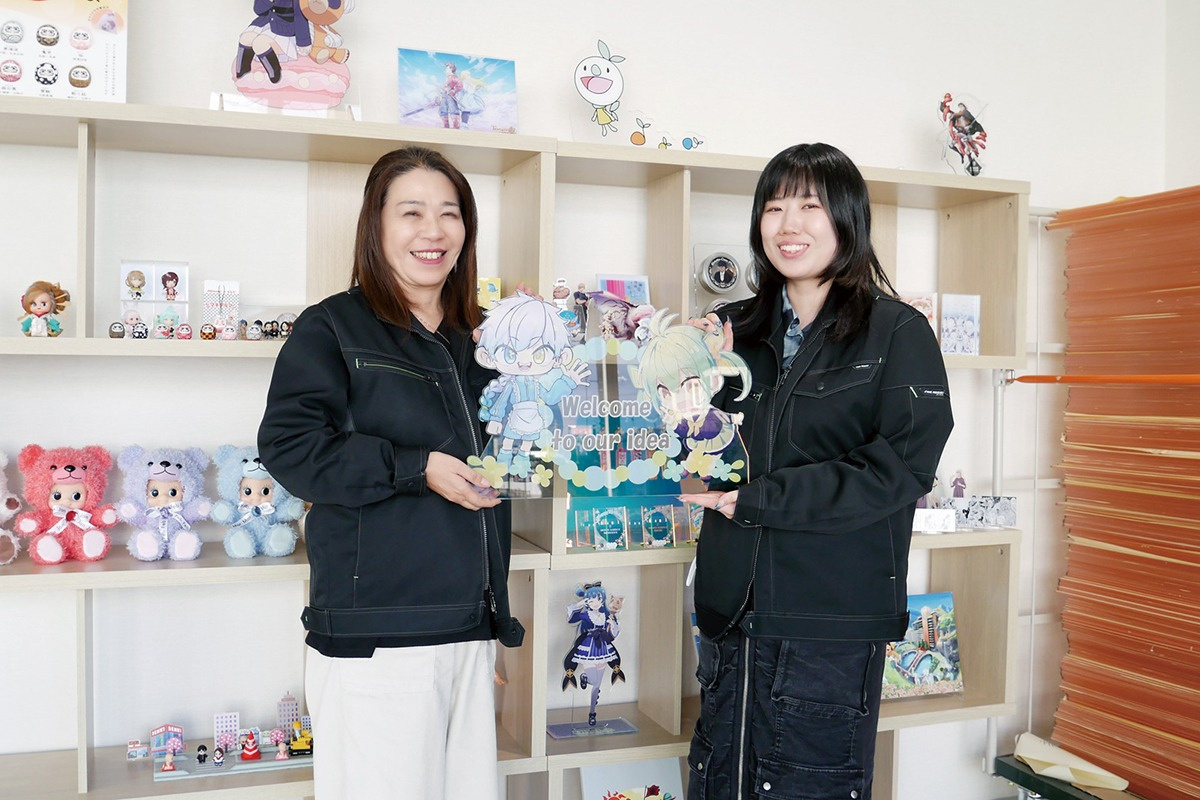 Kozue Morozumi, General Manager of the Business Administration Department (left), and Ayaka Kato, Team Leader of the Design Team in the Planning Department (right)